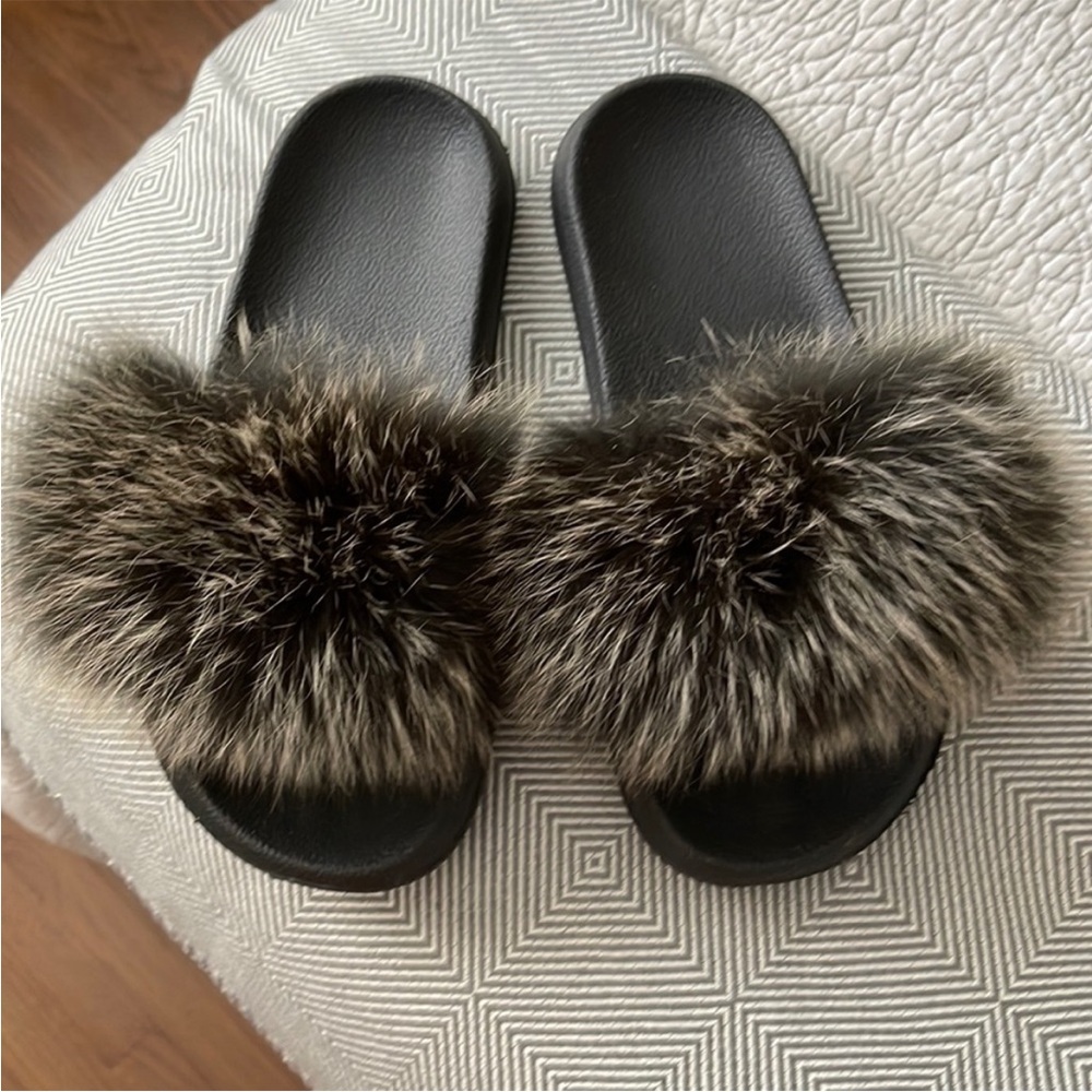Luxurious Black Slippers with Fluffy Pom-Pom Accent